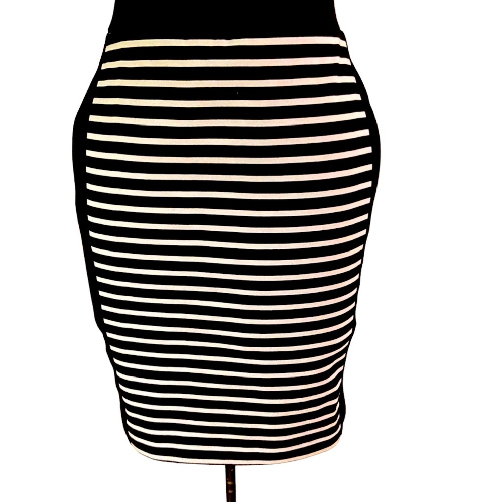 Apt 9 black & white body-con pencil skirt. Size medium. Like new. - Picture 1 of 4